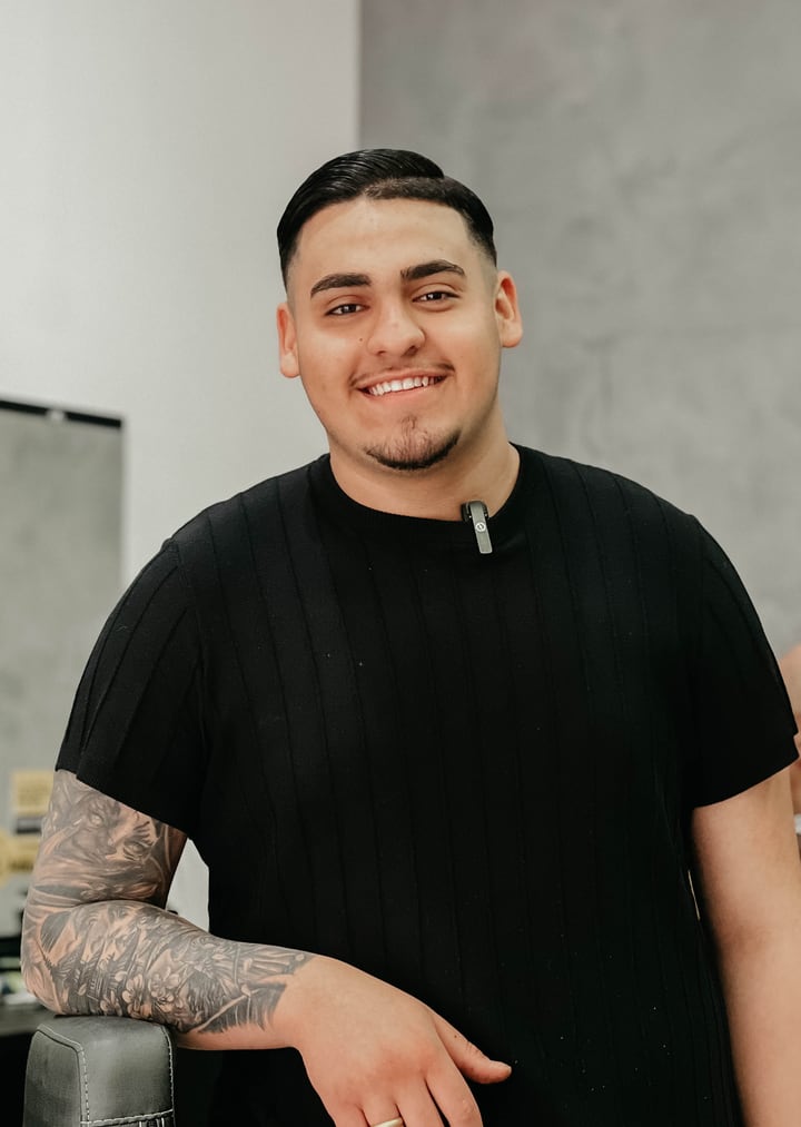 Matheus Pereira, barbeiro da unidade Coleginho